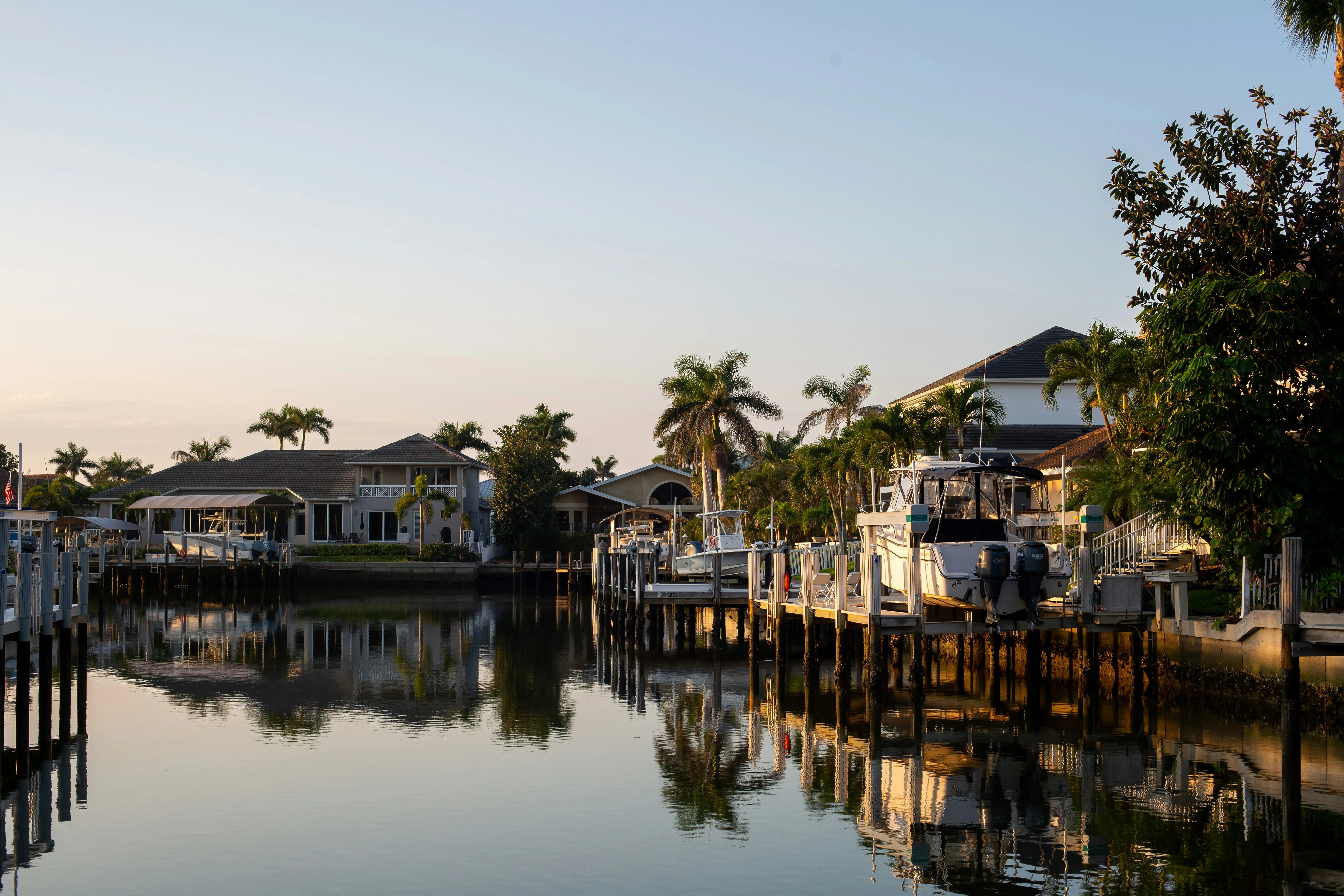 Casas frente al canal al atardecer en el suroeste de la Florida