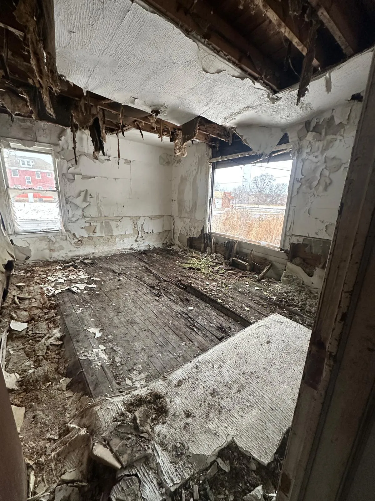 Interior de Lakewood antes, con el techo colapsado y el piso podrido