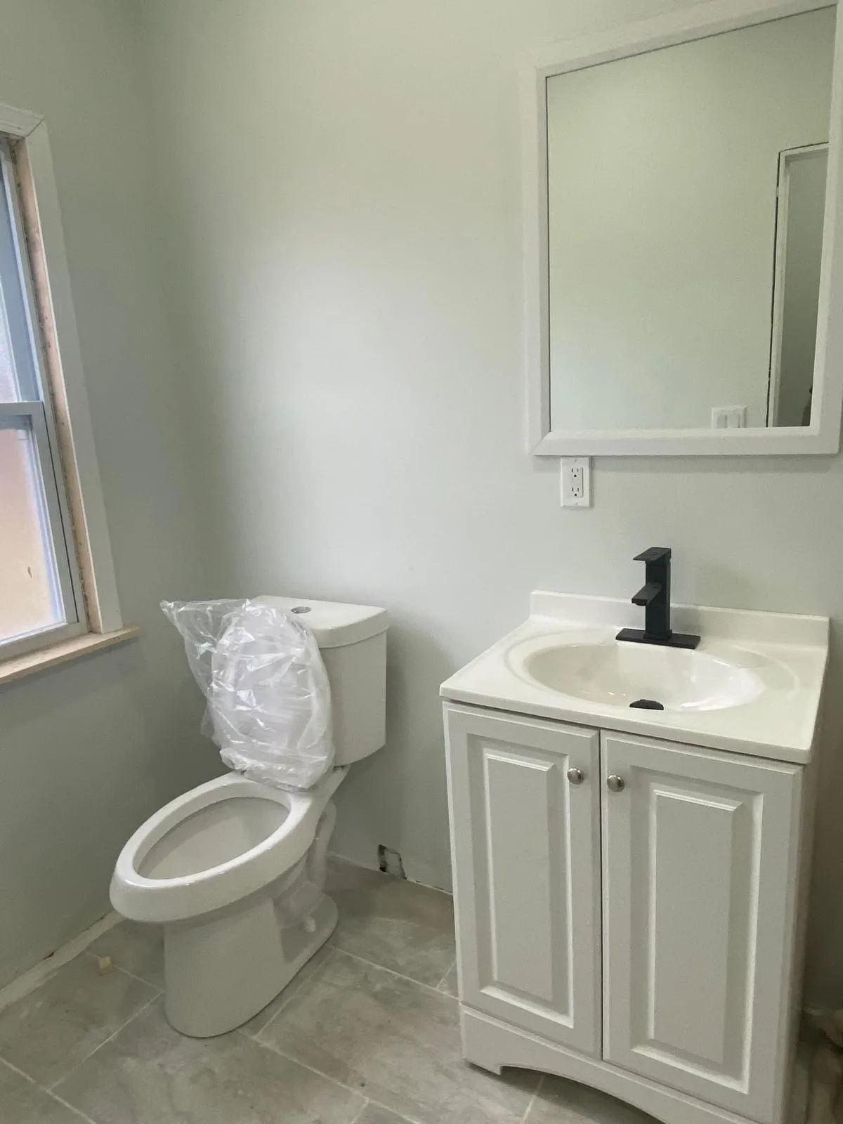 Baño nuevo de Lakewood, con vanity blanco y grifería negra