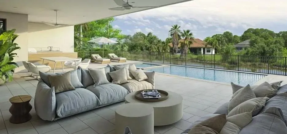 Terraza con piscina frente a la laguna en Punta Gorda, Florida